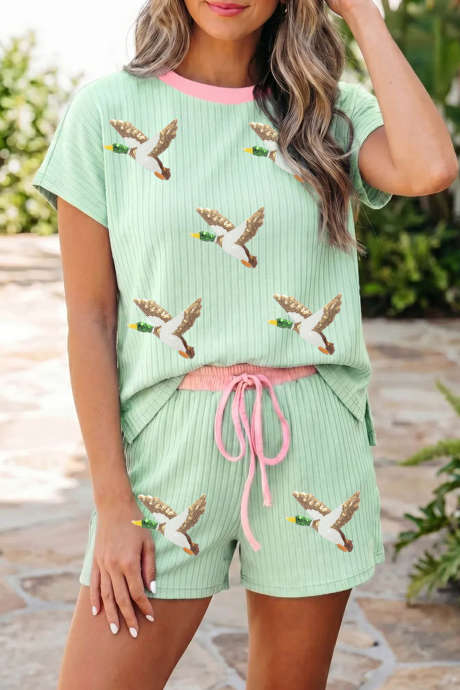 Completo casual a 2 pezzi con pantaloncini corti e paillettes color acquamarina, stampa germano reale.