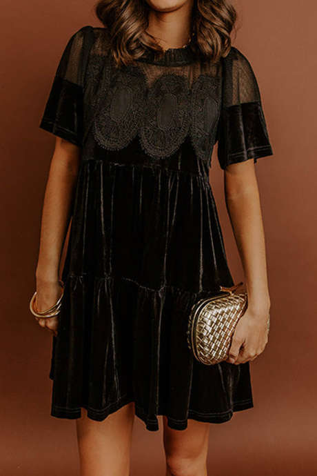 Vestido curto preto casual, estilo evasê, com mangas curtas e detalhes em veludo. Ideal para uso diário.