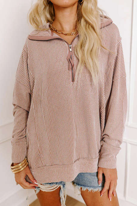 Top a maniche lunghe con collo a zip e spalle scese, modello Oatmeal Twist a coste.