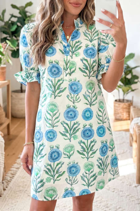 Vestido corto de manga corta con volantes y estampado floral azul cielo con medio botón y estampado floral azul cielo