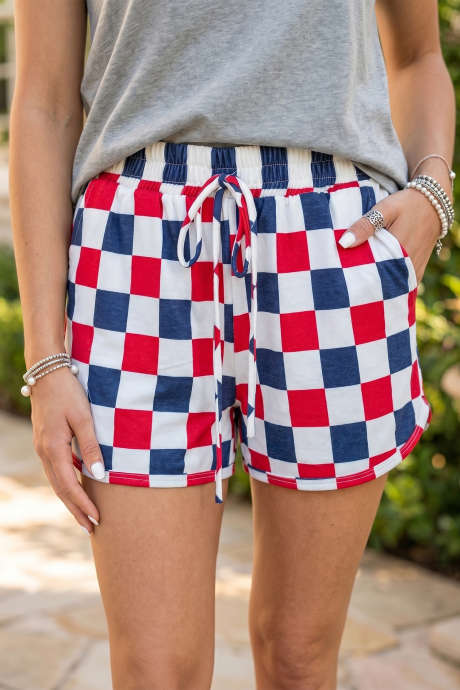 Pulang Checkered Shorts para sa Araw ng Kalayaan