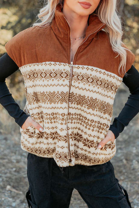 Colete de lã marrom com estampa geométrica e gola com zíper metálico. Design em patchwork.