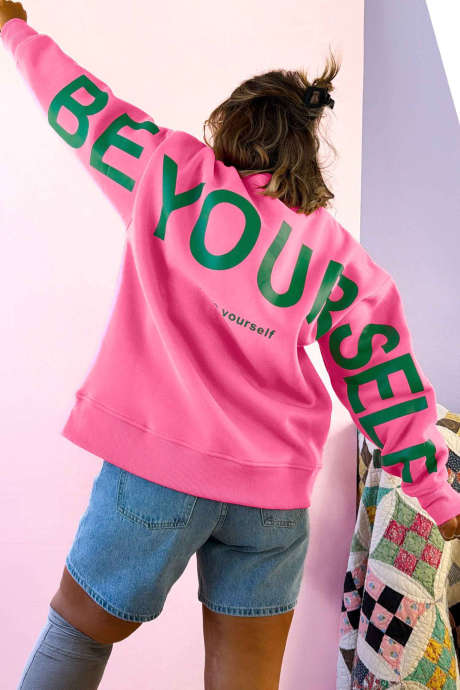 Sudadera extragrande Sachet Pink con estampado del eslogan "BE YOURSELF"