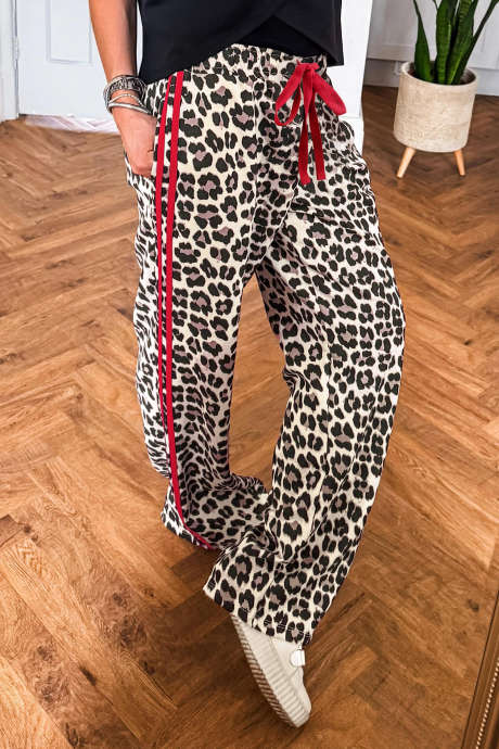 Celana Kasual Motif Leopard dengan Detail Kontras Merah dan Ikat Pinggang