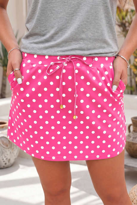 Minifalda pantalón informal rosa con cordón ajustable y estampado de lunares.