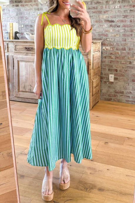 Vestido midi com alças em patchwork contrastante com listras verdes e detalhes ondulados, além de nó na barra.