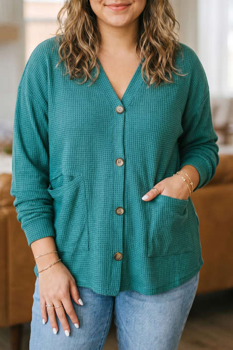 Áo cardigan dáng dài tay cổ chữ V màu xanh ngọc, chất liệu vải waffle, cài cúc phía trước, cỡ lớn.