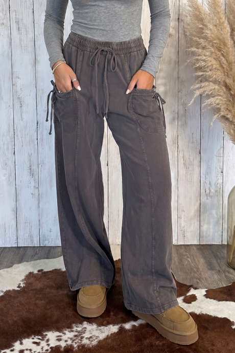 Dunkelbraune Cargohose aus Baumwolle mit Mineralwaschung, elastischem Bund und Kordelzug.
