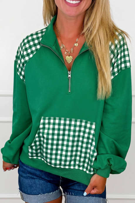 Sweatshirt motif kotak-kotak patchwork hijau tua dengan saku dan resleting seperempat bagian.