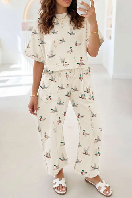 Conjunto de 2 peças bege com estampa de pato-real, composto por camiseta cropped e calça com cordão.
