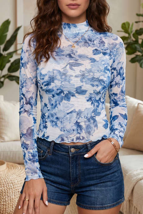 Blusa de manga comprida com gola alta e estampa floral azul celeste em tule transparente.