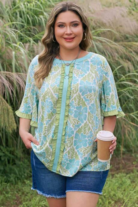 Blusa plus size azul celeste com estampa floral, babados e detalhes em blocos de cores, manga curta.