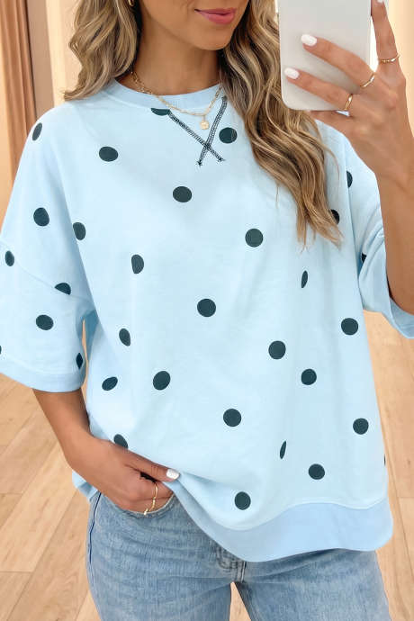 Oversized na T-shirt na may Detalye ng Pananahi na may Kulay Asul na Polka Dot na may Krus na Imprenta
