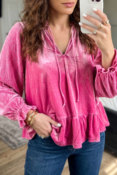 Blusa túnica de veludo rosa morango de manga comprida com decote em V, punhos e barra com babados e modelagem reta.