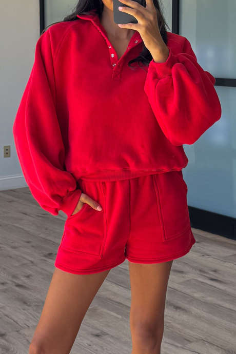 Setelan 2 potong warna merah menyala: Pullover longgar lengan puff setengah kancing dan celana pendek
