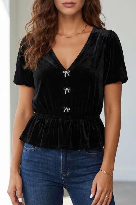Blusa peplum preta de veludo com decote em V, mangas curtas e detalhes de laço. Silhueta casual reta.