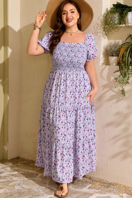 Vestido longo roxo plus size com estampa floral, decote quadrado e detalhes franzidos.