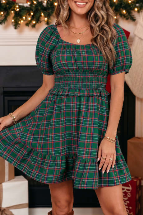 Robe courte à carreaux verts froncés, col en U et manches courtes