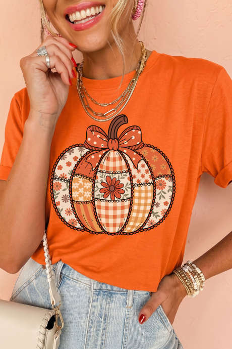 Kaos oblong berkerah bulat dengan motif labu tambal sulam oranye.