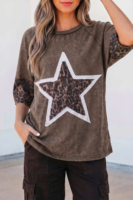 Kaos T-Shirt Warna Kopi dengan Jahitan Terbuka dan Tambalan Motif Leopard dan Bintang