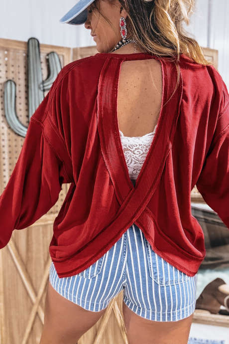 Sudadera roja de carreras con detalle acanalado, hombros caídos y espalda descubierta.