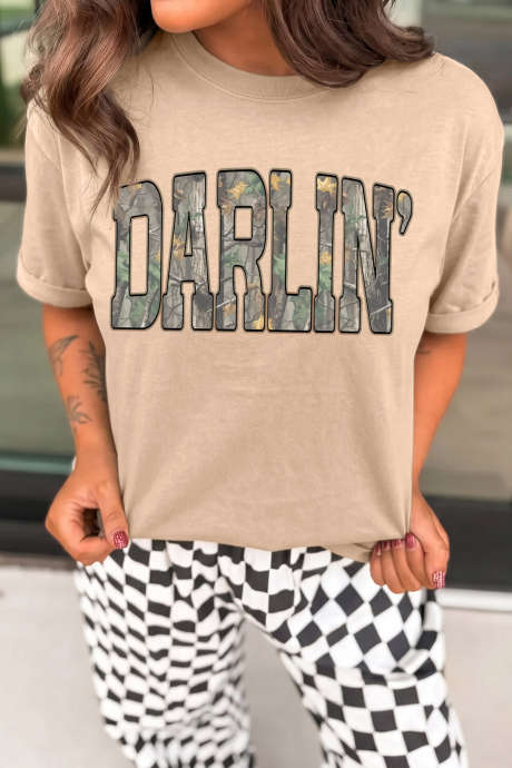 Áo thun cổ tròn in chữ DARLIN màu kaki họa tiết rằn ri