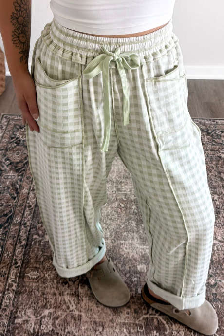 Pantalones rectos de cuadros verdes con ribete de contraste y cintura elástica con cordón ajustable.
