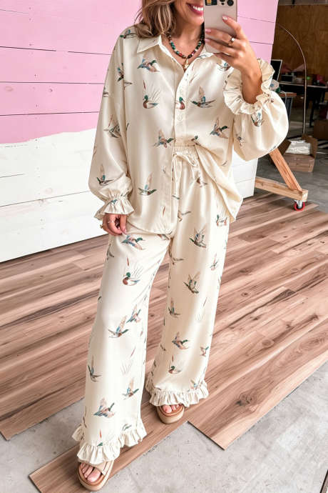 Set pijama bej cu imprimeu de rață sălbatică și manșete cu volane și nasturi