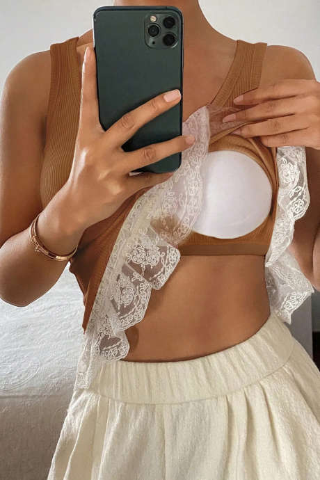 Áo vest dệt kim gân màu cà phê với viền ren ngọt ngào