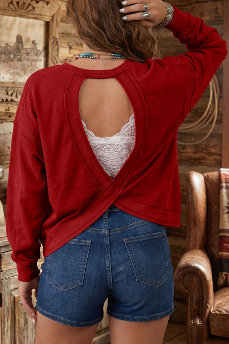 Sweatshirt berwarna merah balap dengan detail bergaris dan potongan di bagian belakang, bagian bahu yang melorot.