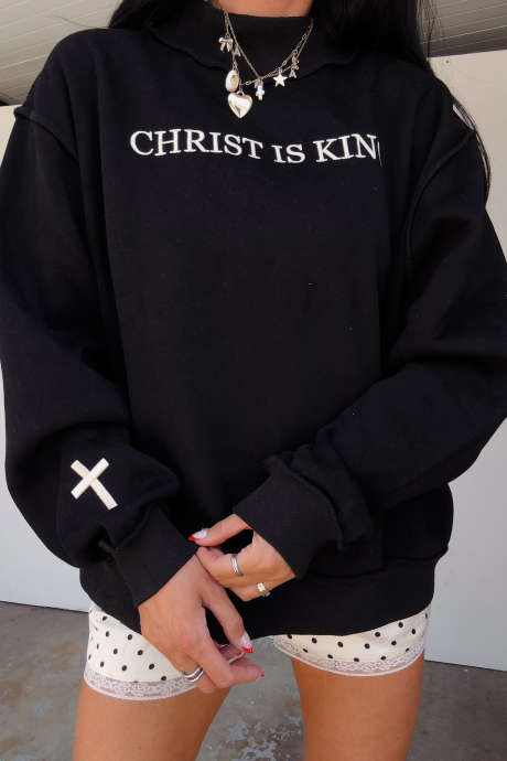 Sudadera negra holgada de cuello alto con bordado "CHRIST IS KING"