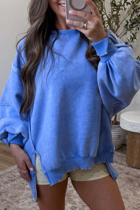 Áo tunic dáng rộng xẻ tà màu xanh da trời nhạt, chất liệu wash khoáng chất.