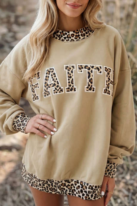Sweatshirt longgar berkerah tinggi dengan motif kotak-kotak warna-warni, bertuliskan SOUTH/WEST, cocok untuk dipakai sehari-hari.