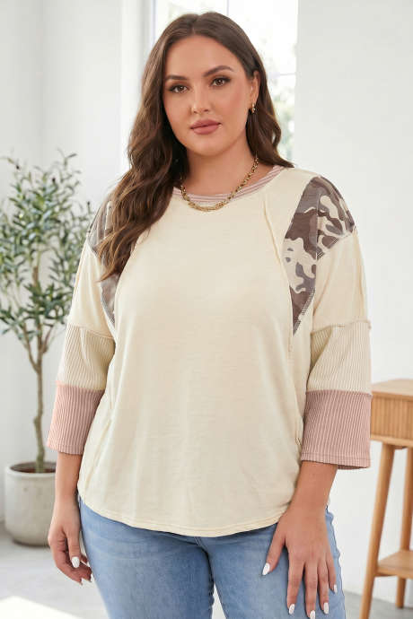 Μπλούζα Plus Size με βερικοκί καμουφλάζ και στριφτό μανίκι με στρογγυλή λαιμόκοψη και χαλαρή εφαρμογή