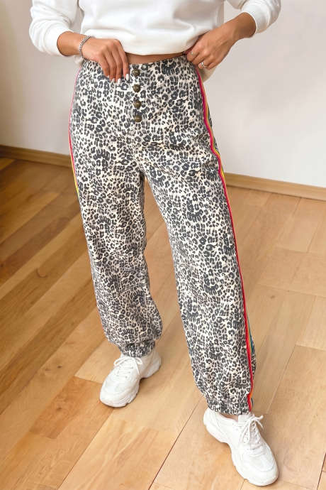 Quần jogger dáng rộng cài cúc, họa tiết da báo nâu, sọc cầu vồng.