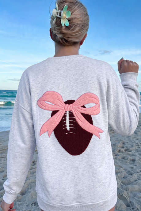 Sudadera de manga larga gris claro con lazo trasero bordado y balón de fútbol