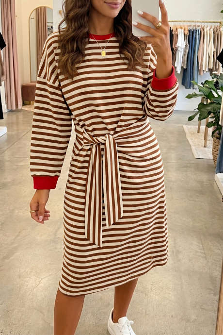 Robe droite à rayures marron, col rond et manches longues, ornée de poignets colorblock.