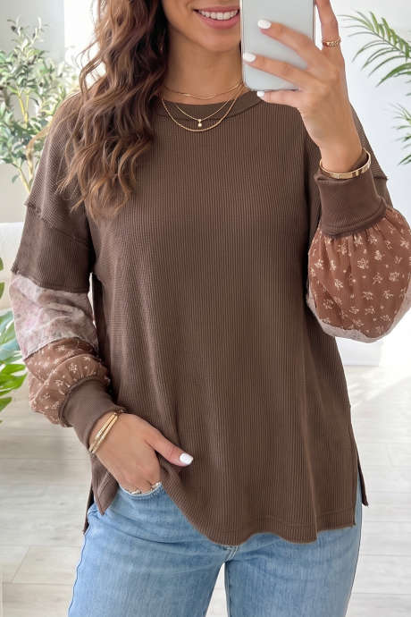 Blusa túnica folgada de manga comprida com estampa floral em tons de café e blocos de cores.