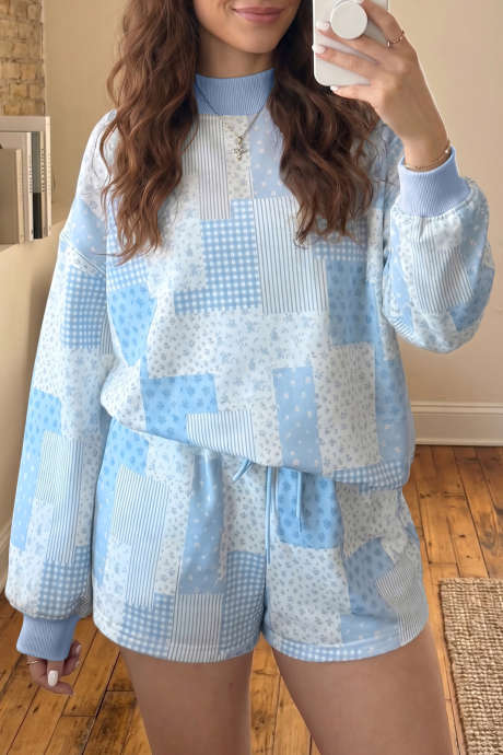 Ensemble short et pull ample à épaules dénudées bleu ciel à imprimé floral patchwork et cordon de serrage