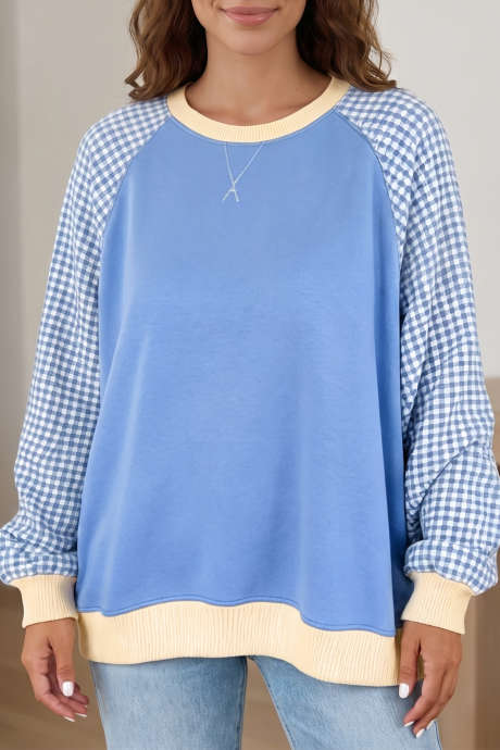 Hellblauer Raglan-Pullover mit Karomuster und farblich abgesetzten Ärmeln
