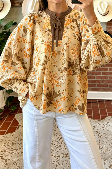 Top largo de manga larga con cuello anudado y estampado paisley color caqui.