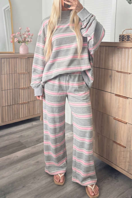 Ensemble haut à rayures roses à col montant et manches longues et pantalon ample