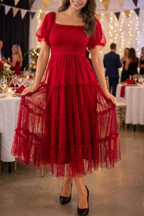 Robe rouge flamboyante à volants en tulle, corsage smocké et manches bouffantes