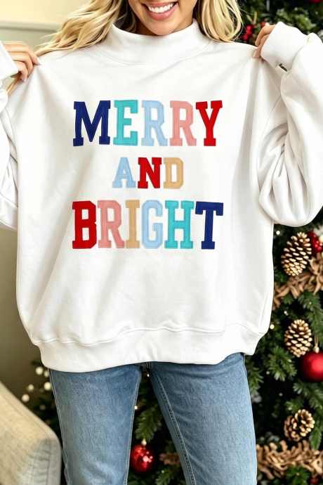Witte MERRY AND BRIGHT sweater met geborduurde letters en opstaande kraag
