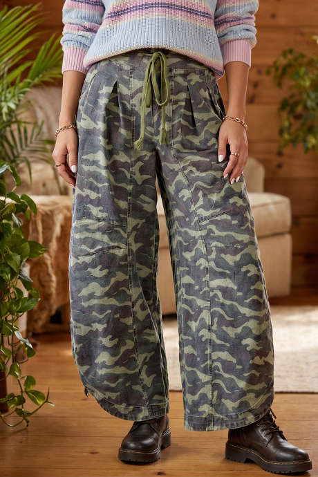 Quần jeans ống rộng xếp ly họa tiết rằn ri nhiều màu, thắt nơ tương phản, phong cách thường ngày.