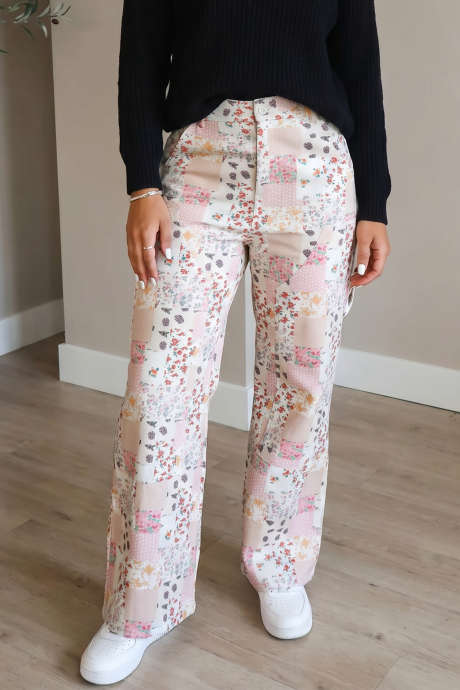 Vaqueros largos de pierna ancha con estampado floral rosa y diseño patchwork.
