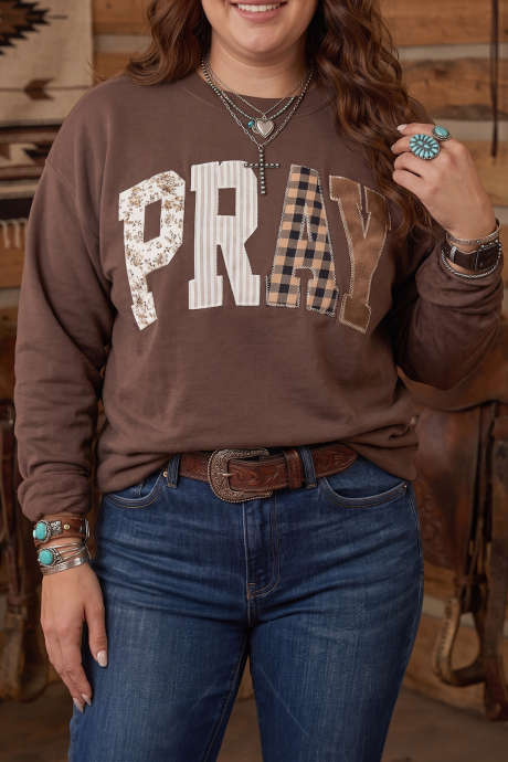Kaffeefarbenes Sweatshirt mit dem Aufdruck „PRAY“ (Patchwork-Schriftzug) mit Rundhalsausschnitt und langen Ärmeln in Übergröße
