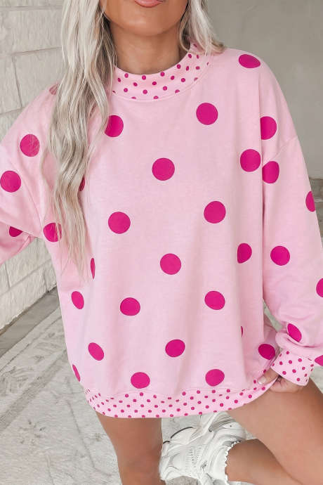 Áo tunic dáng rộng in họa tiết chấm bi hồng, phối màu tương phản, kiểu áo sweatshirt.