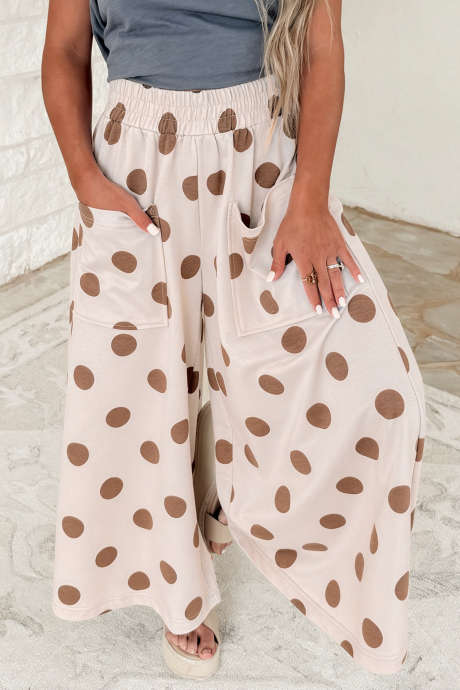 Calça casual cáqui com estampa de bolinhas, pernas largas e cintura elástica.