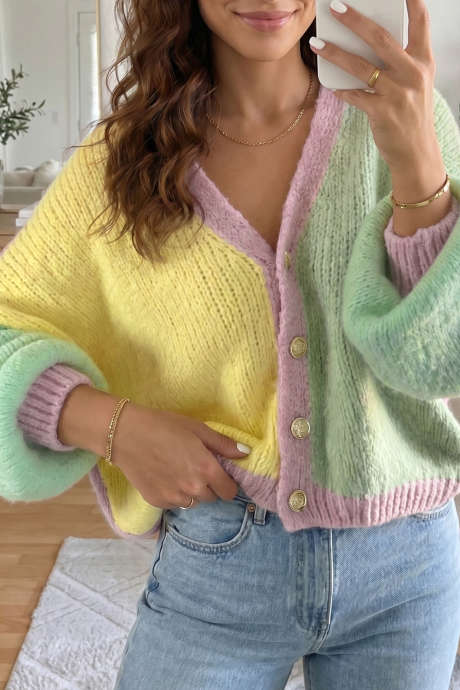 Áo khoác cardigan dệt kim màu vàng, cổ chữ V, vai rớt, phối nhiều mảnh, giặt thường.